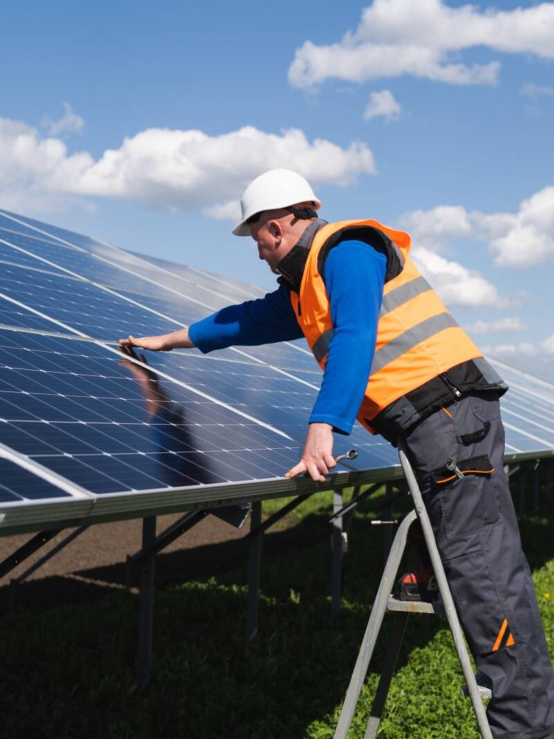 usinas solares fotovoltaicas - homem inspecionando os painéis solares